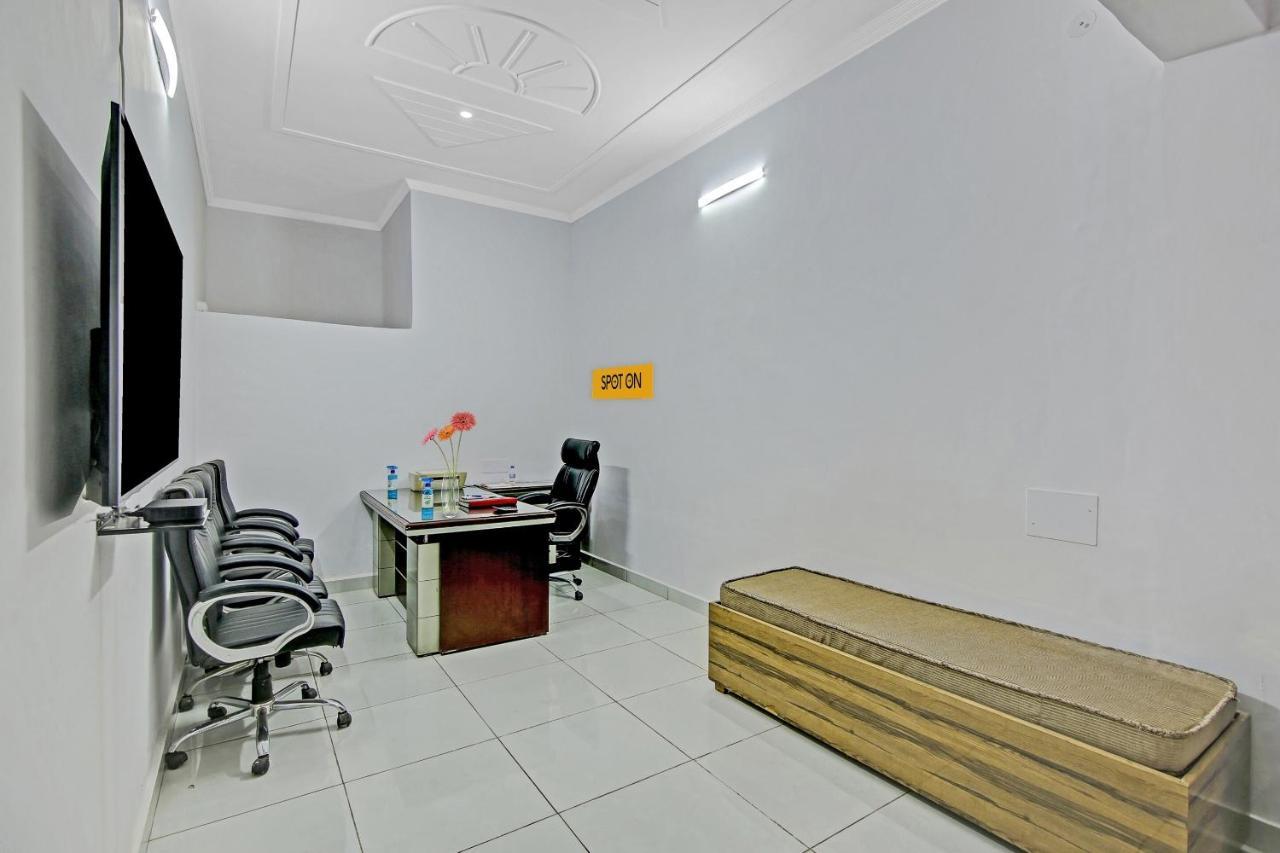 สปอต ออน 73924 ศรีนามาน เกสต์เฮาส์ โซนีปัต ภายนอก รูปภาพ
